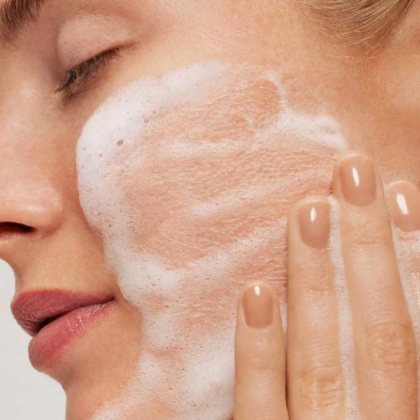 Isntree Hyaluronic Acid Low-Ph Cleansing Foam