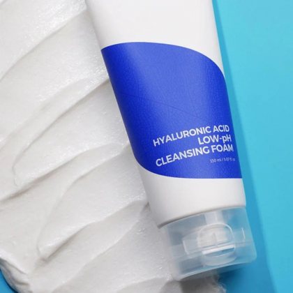 Isntree Hyaluronic Acid Low-Ph Cleansing Foam